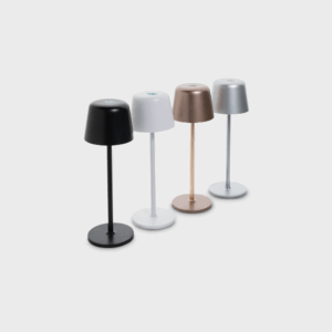 Quatre lampes de table modernes de différentes couleurs.