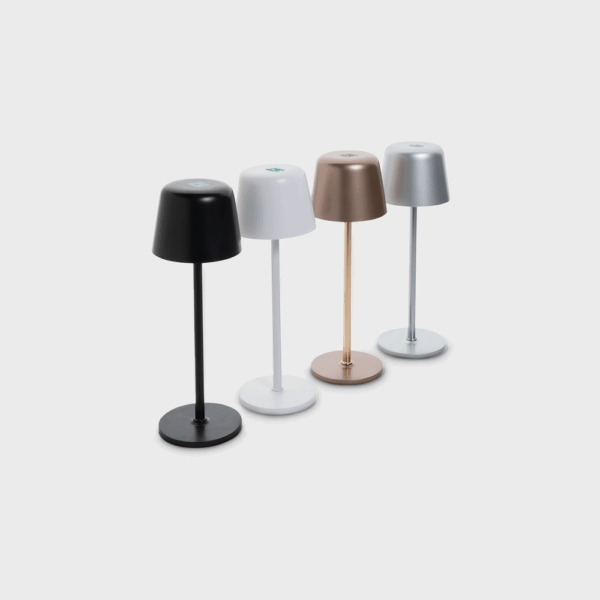Quatre lampes de table modernes de différentes couleurs.